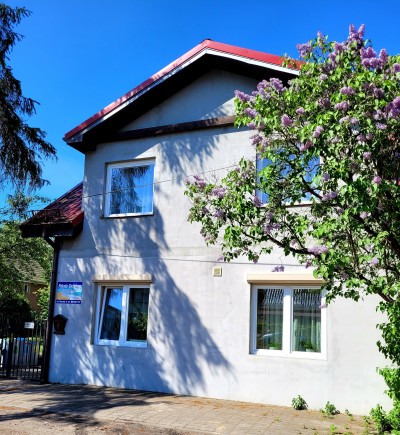 Budynek pokoju Dom Gościnny U SYLWII z Pobierowa sfotografowany od strony zewnętrznej.
