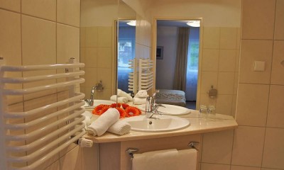 Widok na łazienkę w hotelu Hotel CORUM *** w Karpaczu w górach