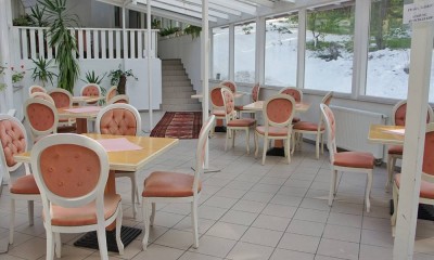 Pokój CORUM z Karpacza oddaje swoim gościom do dyspozycji całkiem przestronną jadalnię.