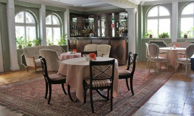 Pokój CORUM z Karpacza oddaje swoim gościom do dyspozycji całkiem przestronną jadalnię.