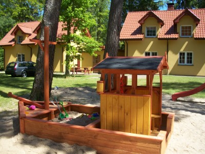 Zdjęcie prezentujące to, co przygotowano dla dzieci na czas pobytu w Pobierowie na placu zabaw domku letniskowego SŁONECZNE DOMKI.
