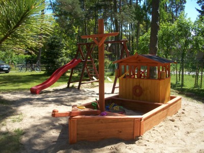 W domku letniskowym SŁONECZNE DOMKI dzieci mogą wyszaleć się na placu zabaw, znajdującym się na terenie obiektu w Pobierowie.