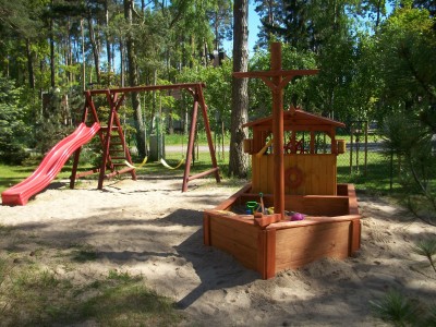 Przyjazny maluchom plac zabaw, działający w ramach obiektu domek letniskowy SŁONECZNE DOMKI - w miejscowości Pobierowo.