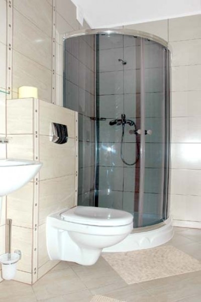 Tak prezentuje się łazienka w pensjonacie VEGA (ul. Mazowiecka 21, 72-346 Pobierowo)