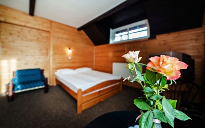 Fotografia przedstawia łóżko małżeńskie w pokoju - Willa ALASKA | Karpacz (wypoczywaj w górach) 