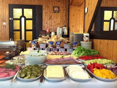 Szwedzki stół ilustrujący wyżywienie, jakie zapewnia gościom pokój Willa ALASKA. Obiekt turystyczny z Karpacza.