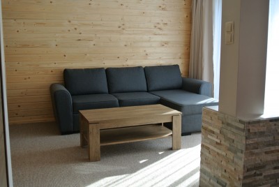 Na zdjęciu sofka w pokoju - Willa ALASKA | Karpacz (wypoczywaj w górach) 