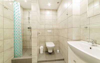 W pokoju Willa ALASKA w Karpaczu można skorzystać z łazienki przedstawionej na fotce