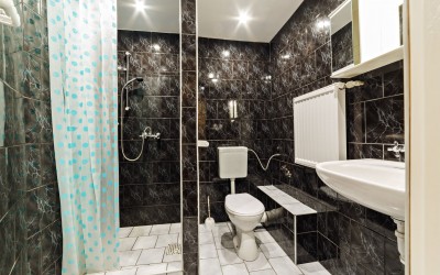 W pokoju Willa ALASKA w Karpaczu można skorzystać z łazienki przedstawionej na fotografii