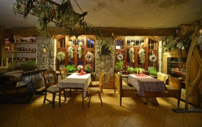 Stylowe wnętrza restauracji, która funkcjonuje w Karpaczu w ramach obiektu REZYDENCJA BIAŁY JAR z kategorii rezydencje, w regionie. Karkonosze