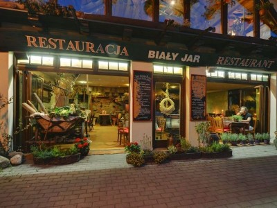 Doskonałym uzupełnieniem oferty rezydencji REZYDENCJA BIAŁY JAR z Karpacza jest lokal restauracyjny - jak z obrazka.