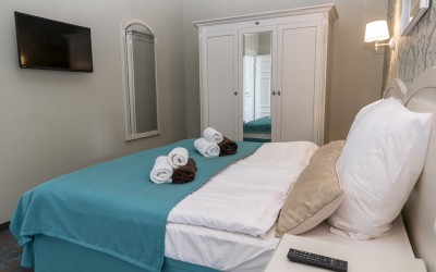 Na fotografii przedstawiony jest pokój w uzdrowisku DOM ZDROJOWY w którym możecie Państwo się zatrzymać podczas pobytu w Świeradowie-Zdroju
