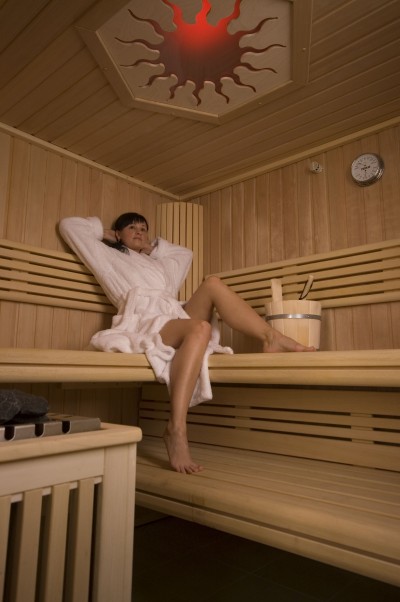 Sesja w saunie to propozycja na relaks, jaką swoim gościom składa uzdrowisko DOM ZDROJOWY. Świeradów-Zdrój w regionie. Sudety