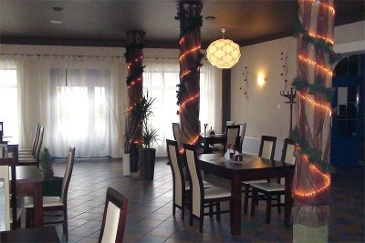Restauracja w górach to podwójnie klimatyczne miejsce. Wystarczy spojrzeć na lokal jaki ma pokój Hotel EUROPA w Polanicy-Zdroju.