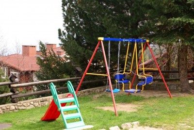 Zdjęcie prezentujące to, co przygotowano dla dzieci na czas pobytu w Karpaczu na placu zabaw willi Granit.