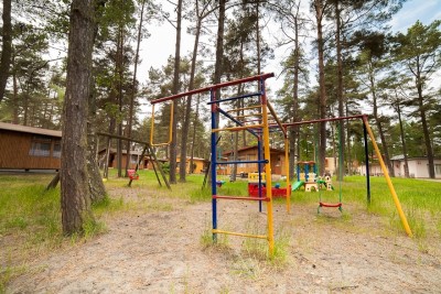 W domku letniskowym Ośrodek LAJKONIK dzieci mogą wyszaleć się na placu zabaw, znajdującym się na terenie obiektu w Pobierowie.