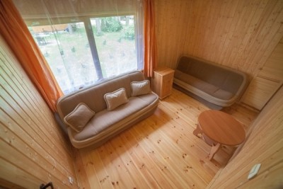 Zdjęcie przedstawia pokój w domku letniskowym Ośrodek LAJKONIK w Pobierowie (woj. zachodniopomorskie)