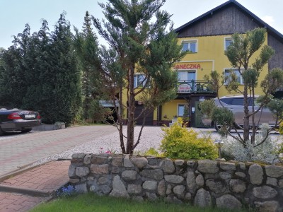 Fotografia pokazuje budynek z zewnątrz, Willa JANECZKA apartamenty w Karpaczu.