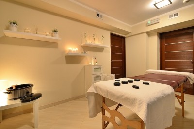 Goście hotelu HOTEL KAROLINKA w górach - Karpacz, ul. Linowa 3b - mogą liczyć na przyjemne odprężenie w postaci masażu.