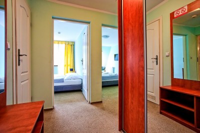 Po aktywnym wypoczynku w Karpaczu można zrelaksować się w przedstawionym na fotografii pokoju w hotelu HOTEL KAROLINKA