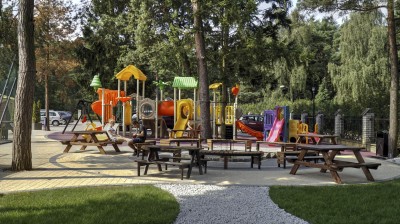Pensjonat PISZ to pensjonat w Pobierowie, a na terenie obiektu nad morzem znajduje się taki oto dziecięcy plac zabaw.