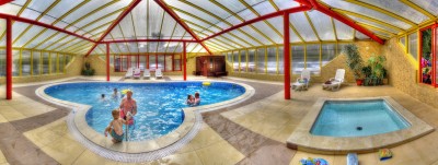 Własny basen to niewątpliwie spora atrakcja, którą swoim gościom zapewniają gospodarze pensjonatu Pensjonat PISZ z Pobierowa.