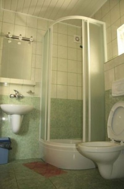 Po całym dniu pełnym atrakcji w Pobierowie można odświeżyć się w takiej oto łazience w pensjonacie Pensjonat PISZ
