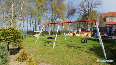 Alcest to ośrodek wypoczynkowy w Rewalu, a na terenie obiektu nad morzem znajduje się taki oto dziecięcy plac zabaw.