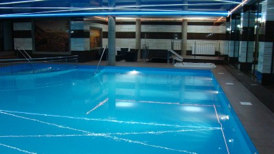 Dokładnie takie atrakcje zapewnia basen w pensjonacie Centrum ORKA - obiekt turystyczny nad morzem z Trzęsacza.
