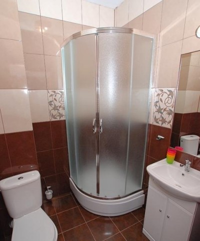 W pensjonacie Centrum ORKA w Trzęsaczu można skorzystać z łazienki przedstawionej na zdjęciu