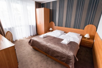 Pokój BALTIC INN w Pogorzelicy - zdjęcie łóżka małżeńskiego