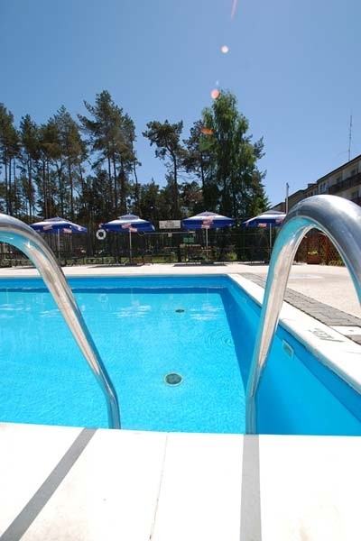 Pogorzelica, ul. Leonida Teligi 1 - basen, który udostępnia swoim gościom pokój BALTIC INN.
