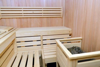 Sesja w saunie to propozycja na relaks, jaką swoim gościom składa pokój BALTIC INN. Pogorzelica w regionie. Pomorze Zachodnie