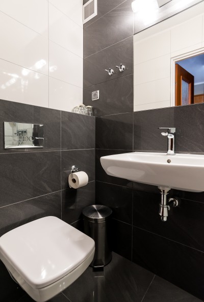 W pokoju BALTIC INN w Pogorzelicy można skorzystać z łazienki przedstawionej na zdjęciu
