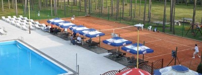 Pogorzelica, ul. Leonida Teligi 1 - kort tenisowy, który na swoim terenie posiada pokój BALTIC INN.