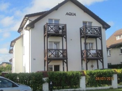 Budynek pensjonatu AQUA z Rewala sfotografowany od strony zewnętrznej.