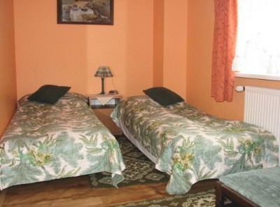 Zdjęcie przedstawia łóżko w pensjonacie AQUA