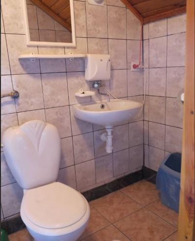 Po całym dniu pełnym atrakcji w Rewalu można odświeżyć się w takiej oto łazience w domu wczasowym Dom Gościnny Ela