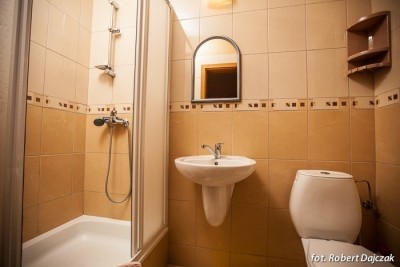 Na fotografii przedstawiona jest łazienka w pokoju HACJENDA nad morzem
