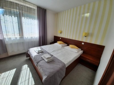 Fotografia przedstawia łóżko małżeńskie w pokoju - MALACHIT Medical SPA Hotel *** | Karpacz (wypoczywaj w górach) 