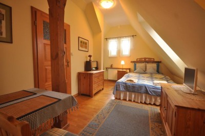 Na fotografii przedstawiony jest pokój w pokoju MODRZEW w którym macie możliwość Państwo się zatrzymać podczas wypoczynku w Karpaczu