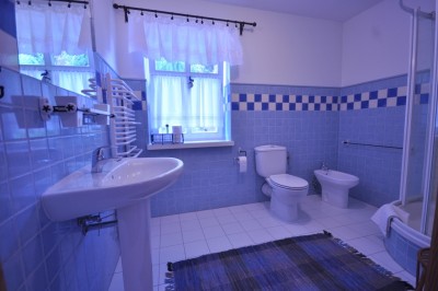 Po całym dniu pełnym atrakcji w Karpaczu można odświeżyć się w takiej oto łazience w pokoju MODRZEW