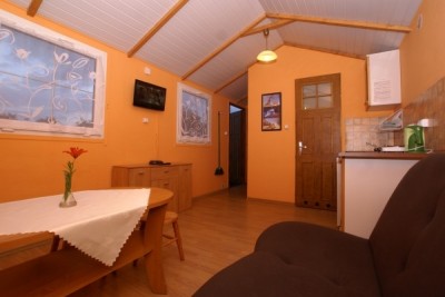 Na fotografii przedstawiony jest pokój w domku letniskowym Domki OSTOJA w którym możecie Państwo się zatrzymać podczas wczasów w Rewalu