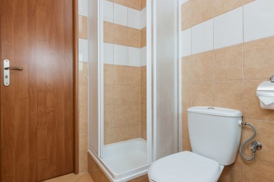 W pokoju Pensjonat PAULA w Rewalu można skorzystać z łazienki przedstawionej na fotce