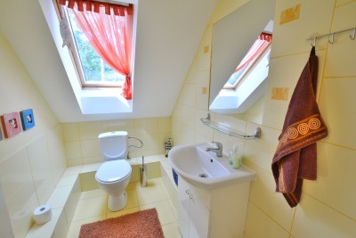Apartament Apartament SOSNÓWKA nad morzem posiada tak wyposażone łazienki
