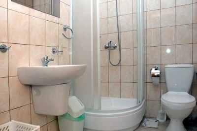 Po całym dniu pełnym atrakcji w Rewalu można odświeżyć się w takiej oto łazience w pensjonacie POLONIA SPA - BASEN