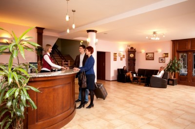 Hotel RELAKS*** Wellness & SPA z Karpacza - położony w górach obiekt z kategorii SPA, na zdjęciu jego recepcja.