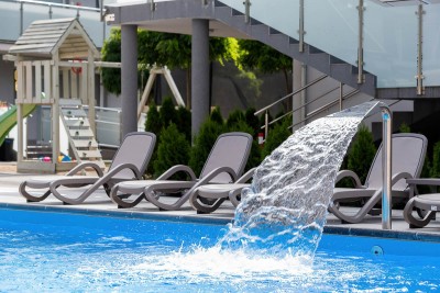 Dokładnie takie atrakcje zapewnia basen w domku letniskowym ANGELA | apartamenty - domki - pokoje - obiekt turystyczny nad morzem z Pobierowa.