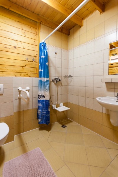 Tak prezentuje się łazienka w domku letniskowym ANGELA | apartamenty - domki - pokoje (ul. Kościuszki 9, 72-346 Pobierowo)