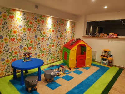 W domu gościnnym Strzelec Karpacz centrum dzieci mogą wyszaleć się na placu zabaw, znajdującym się na terenie obiektu w Karpaczu.